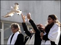 Rakel Dink güvercin uçururken