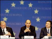 O primeiro-ministro da Eslovênia, Janez Jansa (centro), e o presidente da Comissão Européia, José Manuel Durão Barroso