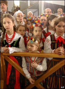 Bocah-bocah perempuan dengan mengenakan busana tradisional di Lagiewniki, Krakow, berdoa agar beatifikasi John Paul II cepat terwujud.