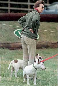 राजकुमारी ऐन कुत्तों के साथ