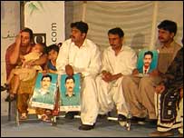  جیئے سندھ قومی محاذ کے گمشدہ کارکن مظفر بھٹو کے اہلِ خانہ