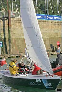 Hillari Lister no barco antes de partir para a travessia do Canal da Mancha