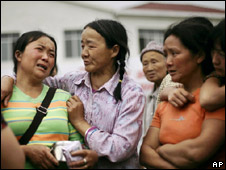 زنان اندوهگین در اردوگاه آوارگان در سیچوان