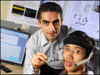 Professor Maysam Ghonvaloo e o aluno Xueliang Huo. Foto: Georgia Tech/Gary Meek