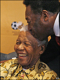 Pelé beija Mandela na véspera de jogo de festa