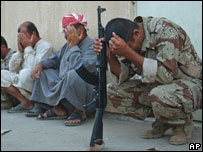 Iraquianos lamentam mortes após atentado