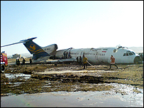 لاشه هواپيمای آتش گرفته در فرودگاه مشهد