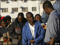 Eleitores em fila para votação em Harare, no dia 27 de junho