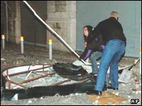 مخالفان سوريه تابلوی يک حزب طرفدار سوريه را پايين می کشند