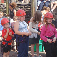 Disgwyl eu cyfle ar y wal