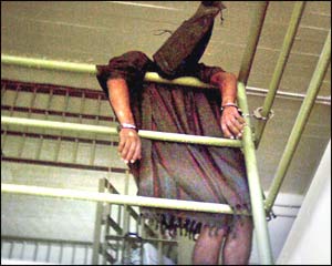 क़ैदियों के साथ दुर्व्यवहार