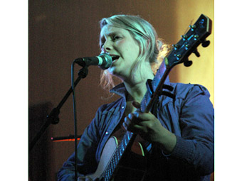 Llun o Fflur Dafydd yn chwarae gig yng Nghaerfyrddin