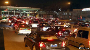 上海京沪高速入口处的拥堵车辆