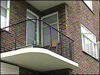 इस घर पर छापा मारा गया