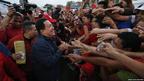 Chávez cumprimenta eleitores durante evento de campanha em setembro de 2012