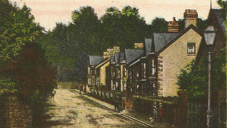 Edrych lan heol Abernant o fynediad Ysbyty Aberdar. Darparwyd y cerdyn post gan Jeff ac Ann Richards