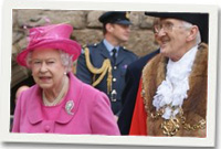 Y frenhines yng Nghaernarfon