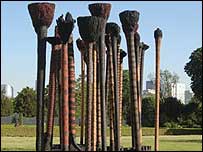 escultura de Krajcberg em Paris