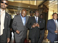 Ông Mugabe (thứ ba từ trái) đến dự hội nghị tại Harare 27.10.08