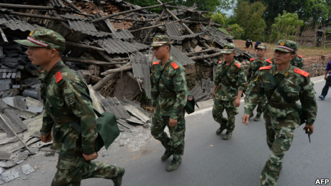 四川雅安芦山县解放军士兵到达现场救灾（21/4/2013）