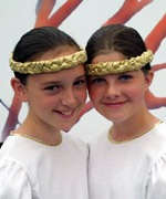 Morynion y llys, cyn mynd ar y llwyfan i seremoni coroni'r bardd