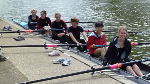 胡可洋（右二）是劍橋大學賽艇隊的積極分子