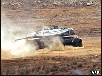 تانک اسرائيلی هنگام خروج از لبنان