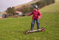 Briony yn byrddio mynydd 