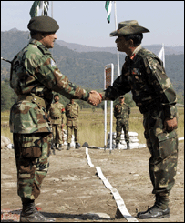 ایل او سی پر انڈیا اور پاکستان کے فوجی(فائل فوٹو)