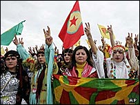 زنان کرد ترکيه در دياربکر نوروز را جشن گرفته اند