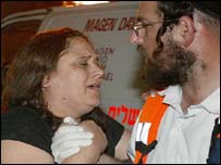 Медик допомагає жінці після вибуху