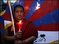 یک راهب بودایی در رم در برابر سفارت چین به اعتراض شمع روشن کرده است