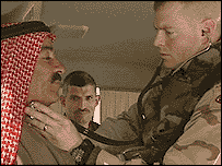 एक इराक़ी की जाँच करता सैनिक डॉक्टर