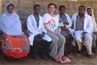 Elin gyda chydweithwyr pan oedd yn nyrsio yn Ethiopia