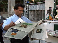 İran'da gazete okuyan bir adam