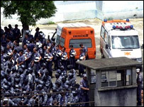 Viaturas de polícia e ambulâncias em São Paulo