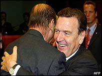 Ґергард Шредер обіймає Жака Ширака