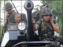 Soldados leais ao governo se posicionam em torno de prédio ocupado