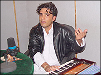 دا اوونۍ مو سندرغاړى بهرام جان اوومې سټوډيو ته رابللى وو