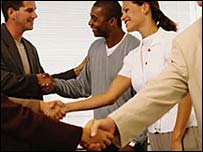 हाथ मिलाते लोग