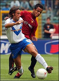 Mancini (à direita) disputando uma bola com um jogador do Brescia