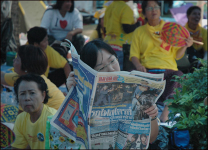 Một cô gái đang xem báo