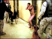 قیدی پر فوجی کتے بھونک رہے ہیں