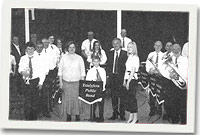 Aelodau o Fand Pres Cyhoeddus Ystalyfera gyda'r artisitiad a'r cyfeilydd