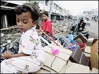 Banda Aceh: holčička, která přežila tsunami, čeká na své rodiče
