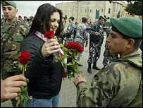 Lübnan'da gösteri sırasında askerlere çiçek dağıtan bir kadın