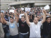 تجمع در روبروی بيمارستان ميلاد