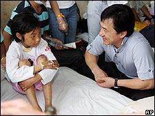 Jackie Chan đã tới thăm nạn nhân động đất tại Tứ Xuyên Trung Quốc