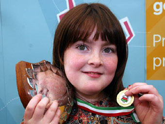 Bethan Elin Wyn Owen o Ysgol Gynradd Bryngwran, Cylch Alaw, Mon oedd yn gyntaf yn y Llefaru unigol Blwyddyn 5 a 6.