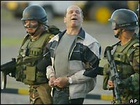 Ricardo Palmera é escoltado por soldados colombianos